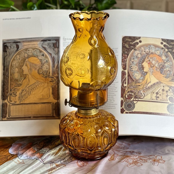 Vintage LE Smith Moon and Stars Amber Glass Oil Lamp - Picture 6 of 17